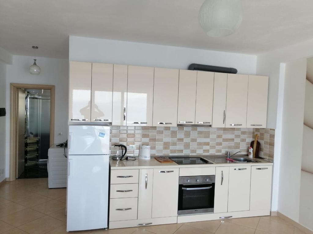 Bilal Golemi Sea View Apartment ساراندا المظهر الخارجي الصورة